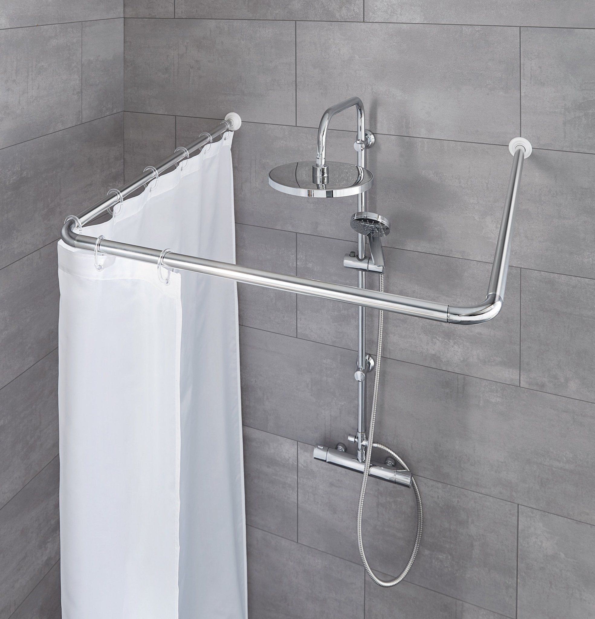 Eck-Duschvorhangstange mit weißem Vorhang und Duschsystem aus Chrom