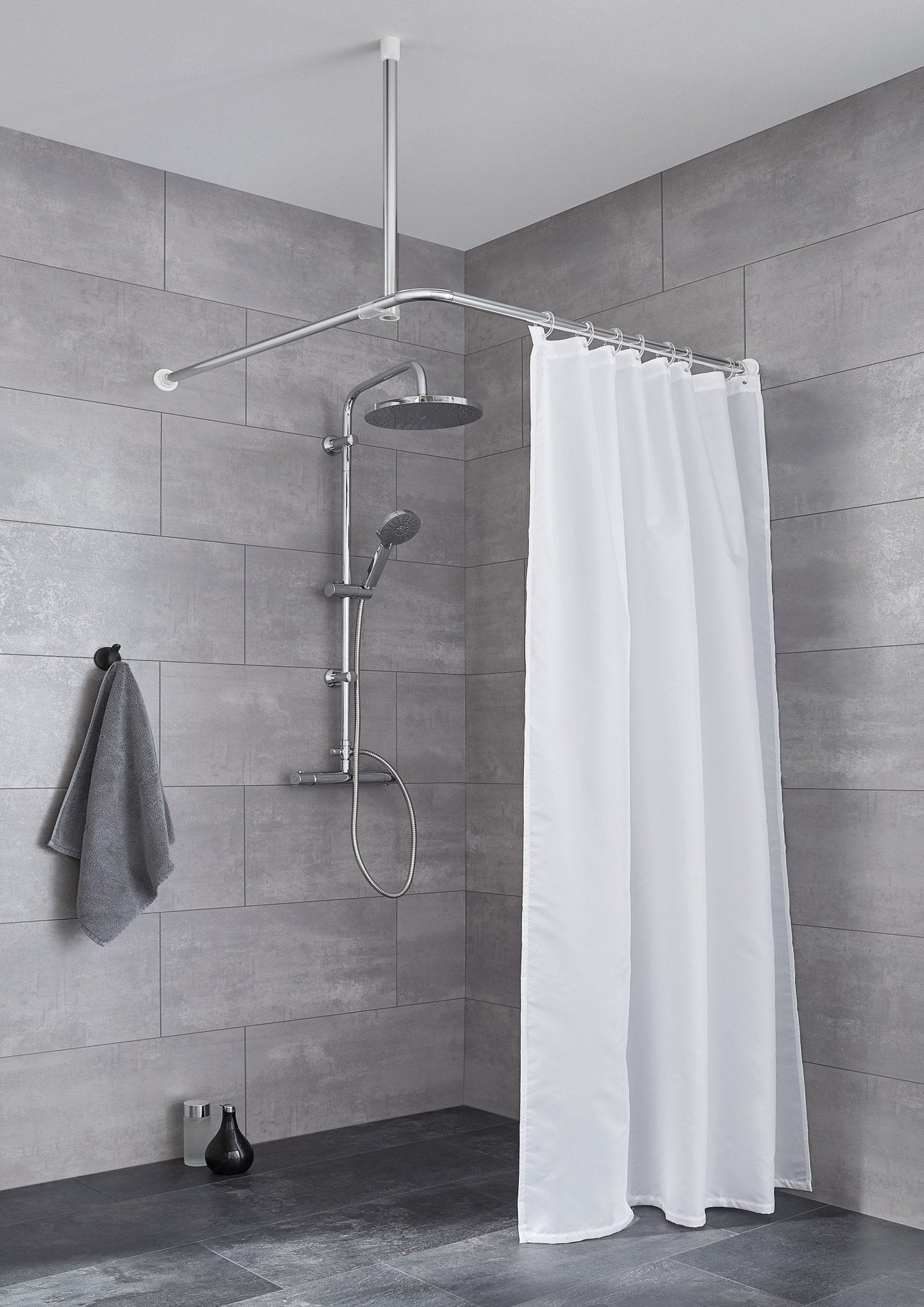 Eck-Duschvorhang in Weiß mit Edelstahl-Duschstange und Brause