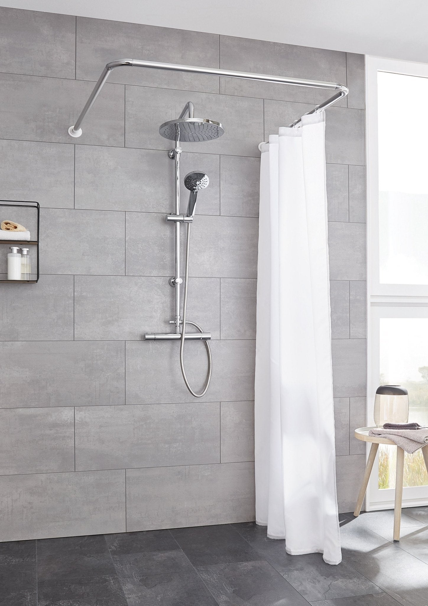 Moderne Dusche mit Duschstange, Regendusche und weißem Vorhang in grauem Bad