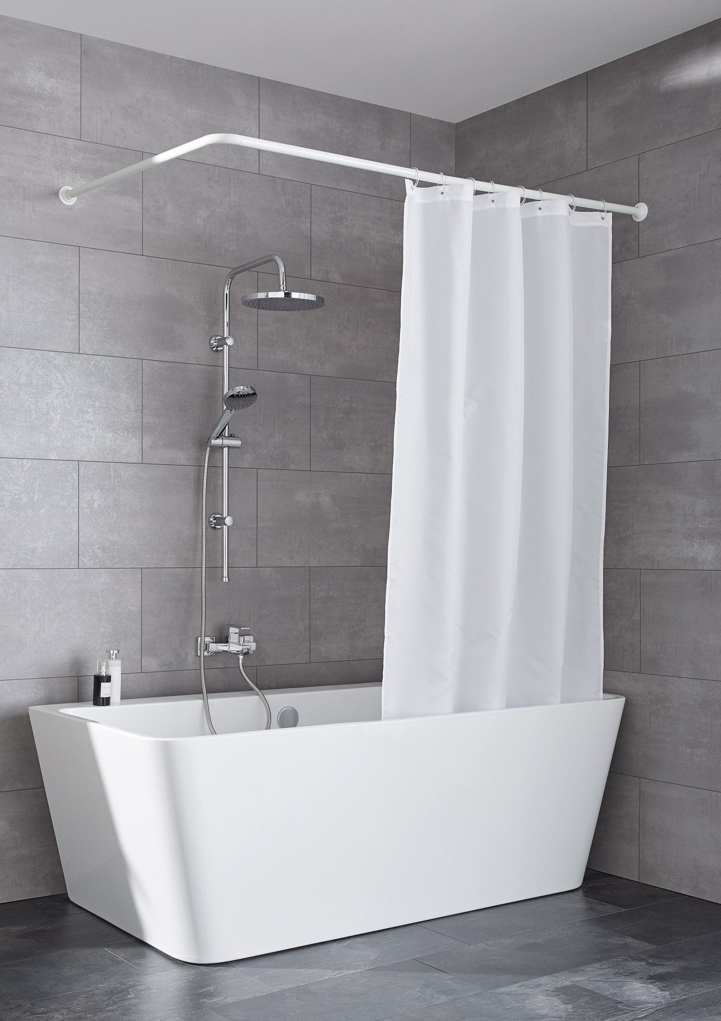 Weiße freistehende Badewanne mit Duschsystem und Duschvorhang, modern