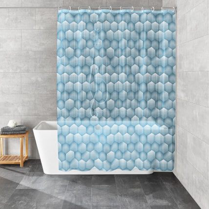 Blauer Duschvorhang mit Hexagonmuster in modernem Badezimmer.