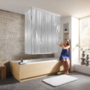 Frau zieht Eckduschrollo-Komplettset Milky an Badewanne in modernem Bad nach oben.