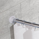 Verchromte Duschstange mit weißen Ringen und Vorhang vor grauer Fliese