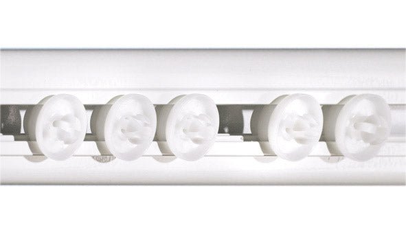 Fünf weiße Ersatzgleiter für Duschvorhang-Schienensystem in Schiene montiert.