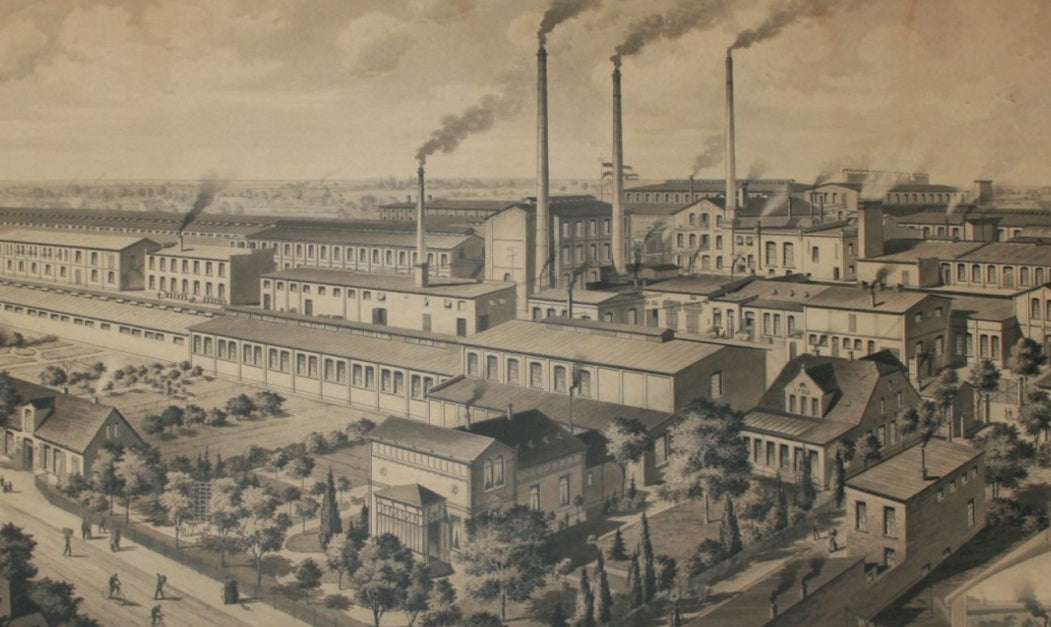 Historische Kleine Wolke Firmengeschichte zeigt Fabrikgelände mit rauchenden Schornsteinen und Arbeitern.