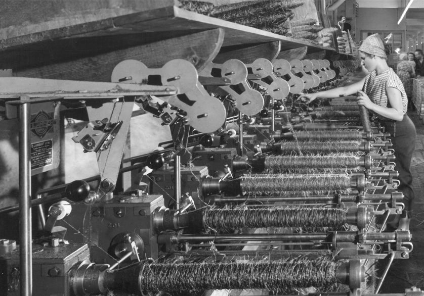 Historische Aufnahme: Arbeiterin bedient Textilmaschinen bei Kleine Wolke 1892.