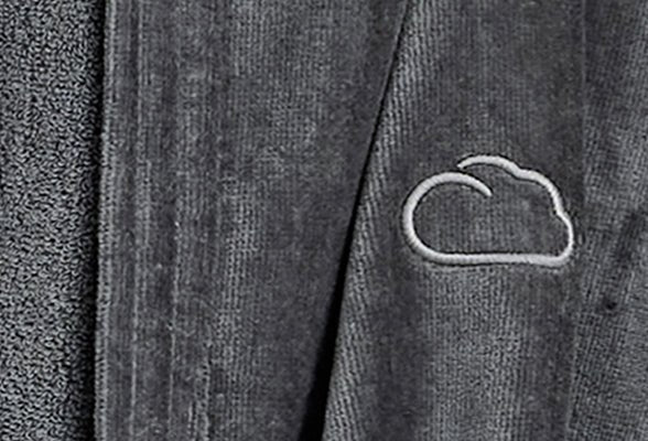 Dunkelgrauer Bademantel aus Frottee mit kleinem gesticktem Wolkenmotiv