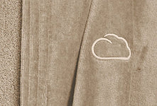 Beiger Frottee-Bademantel mit eingestickter Wolke auf Brust vorn links