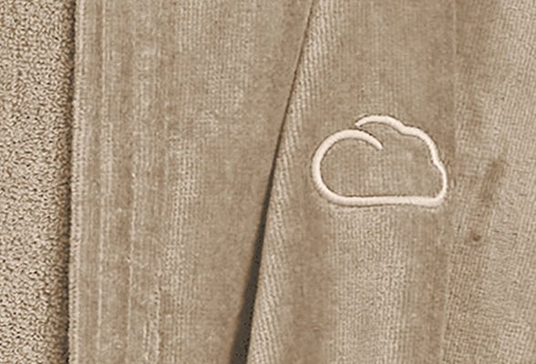 Beiger Frottee-Bademantel mit eingestickter Wolke auf Brust vorn links