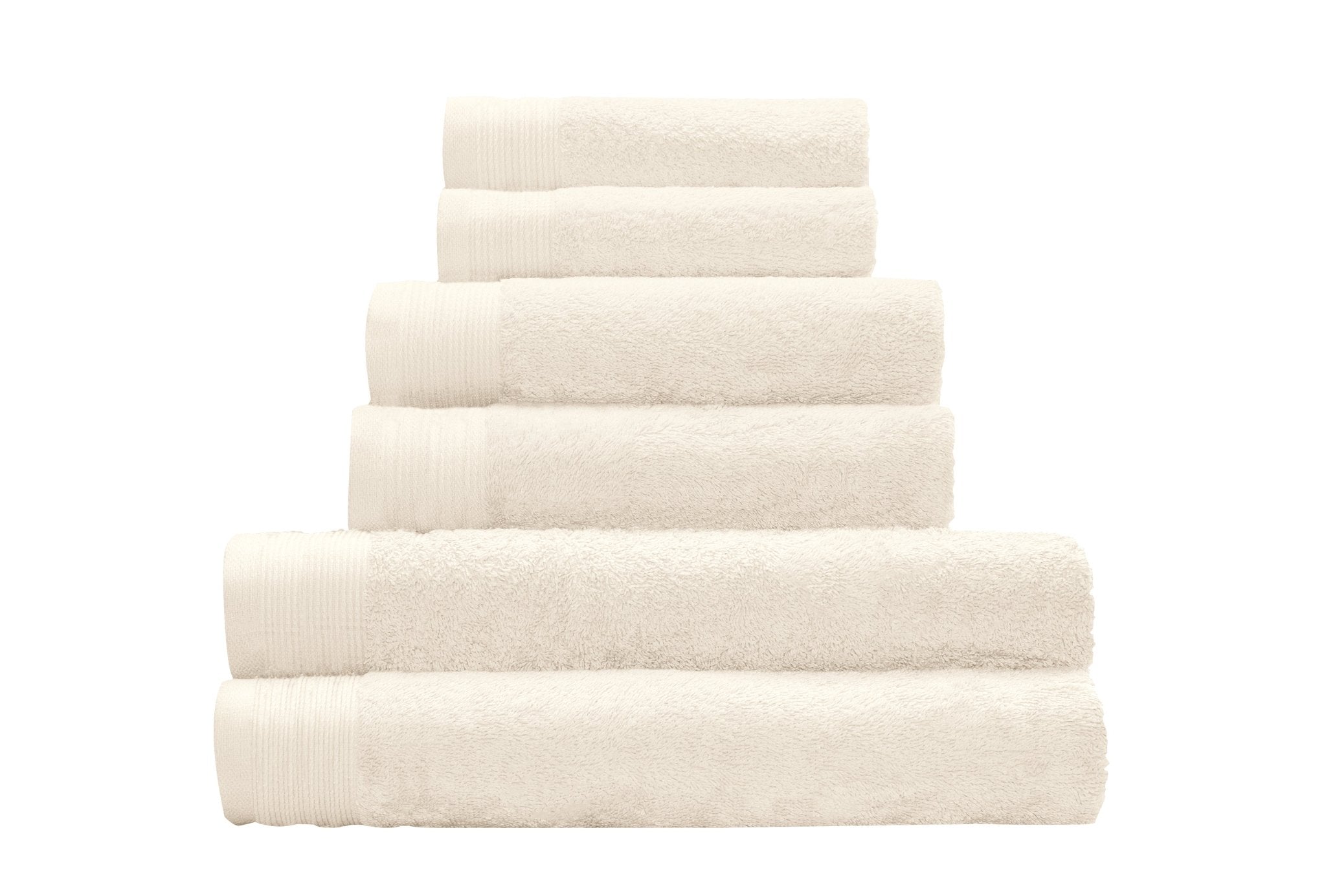 Gestapeltes Set weißer Handtücher und Badetücher auf weißem Hintergrund