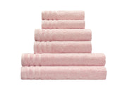Gestapeltes Set rosa weiche Frottee-Handtücher in verschiedenen Größen