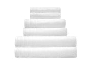 Mehrere weiße Frottier Duschtücher ROYAL sind in verschiedenen Größen gestapelt zu sehen.