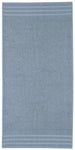Hellblaues Frottee-Badetuch mit schmalen Bordüren an den kurzen Rändern
