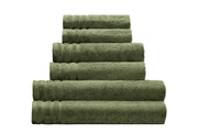 Grüne Frottier Gästetücher ROYAL Forest 30x50 cm liegen gestapelt vor weißem Hintergrund.