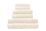 Gestapelte cremeweiße Handtücher und Badetücher in verschiedenen Größen