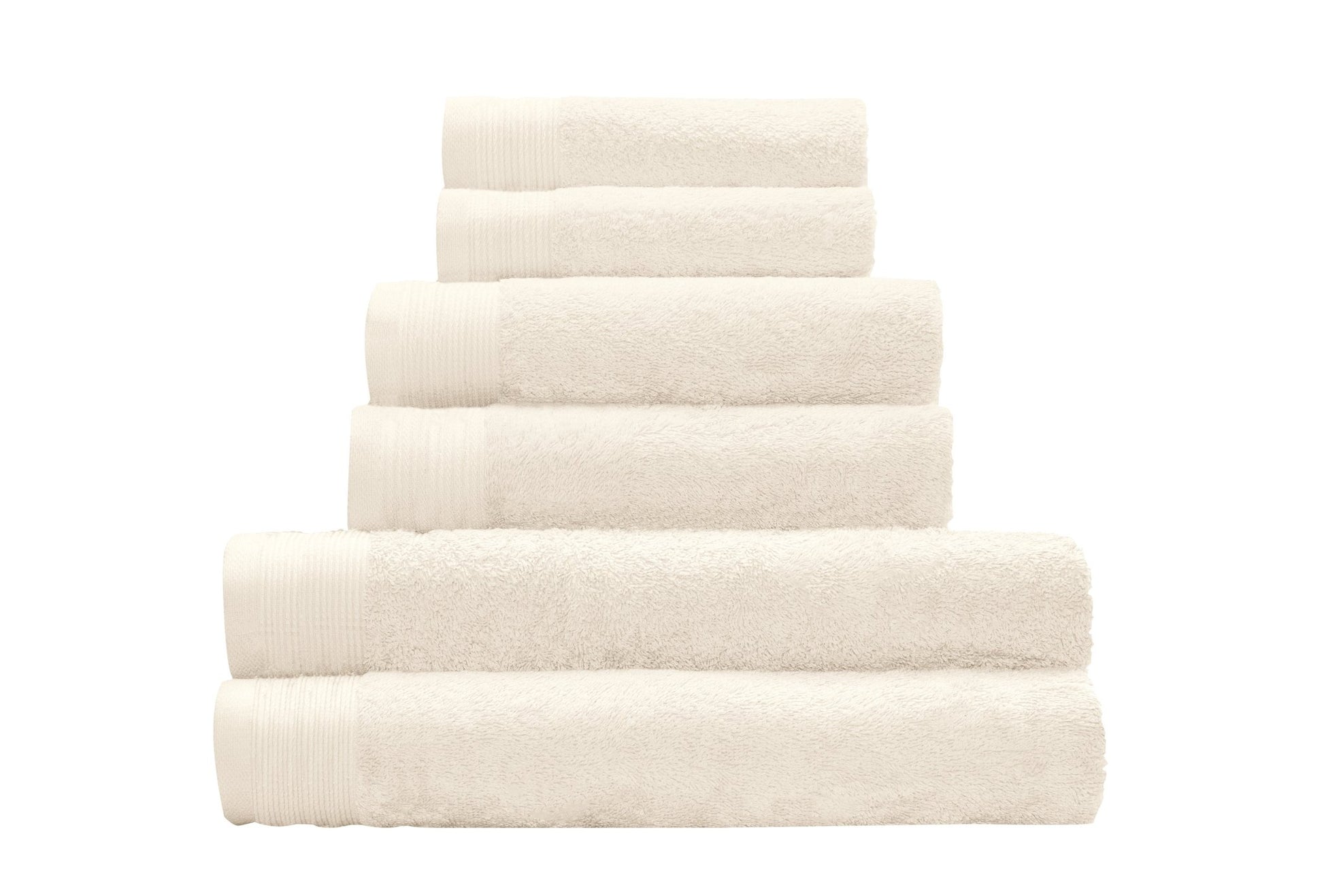 Gestapelte cremeweiße Handtücher und Badetücher in verschiedenen Größen