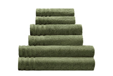 Gestapelte olivgrüne Frottee-Handtücher in drei verschiedenen Größen