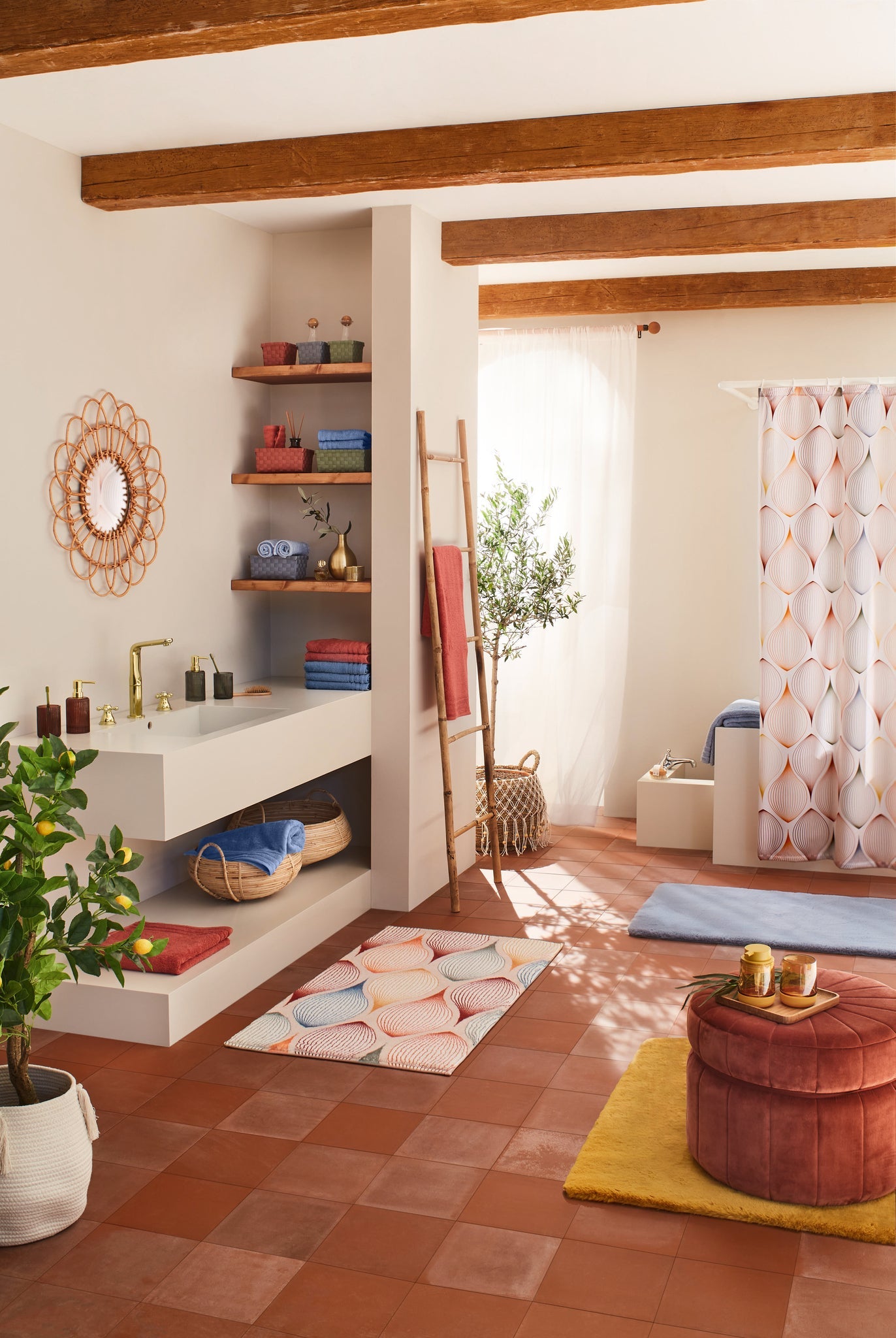 Frottier Handtuch ROYAL Marsala 50x100 cm hängt dekorativ im hellen Badezimmer an einer Holzleiter.