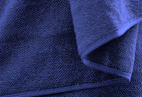 Detailansicht des Frottier-Sets CHILL in Atlantikblau mit weicher Handtuchstruktur.