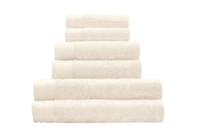 Gestapeltes Set cremefarbener Hand- und Badetücher in verschiedenen Größen