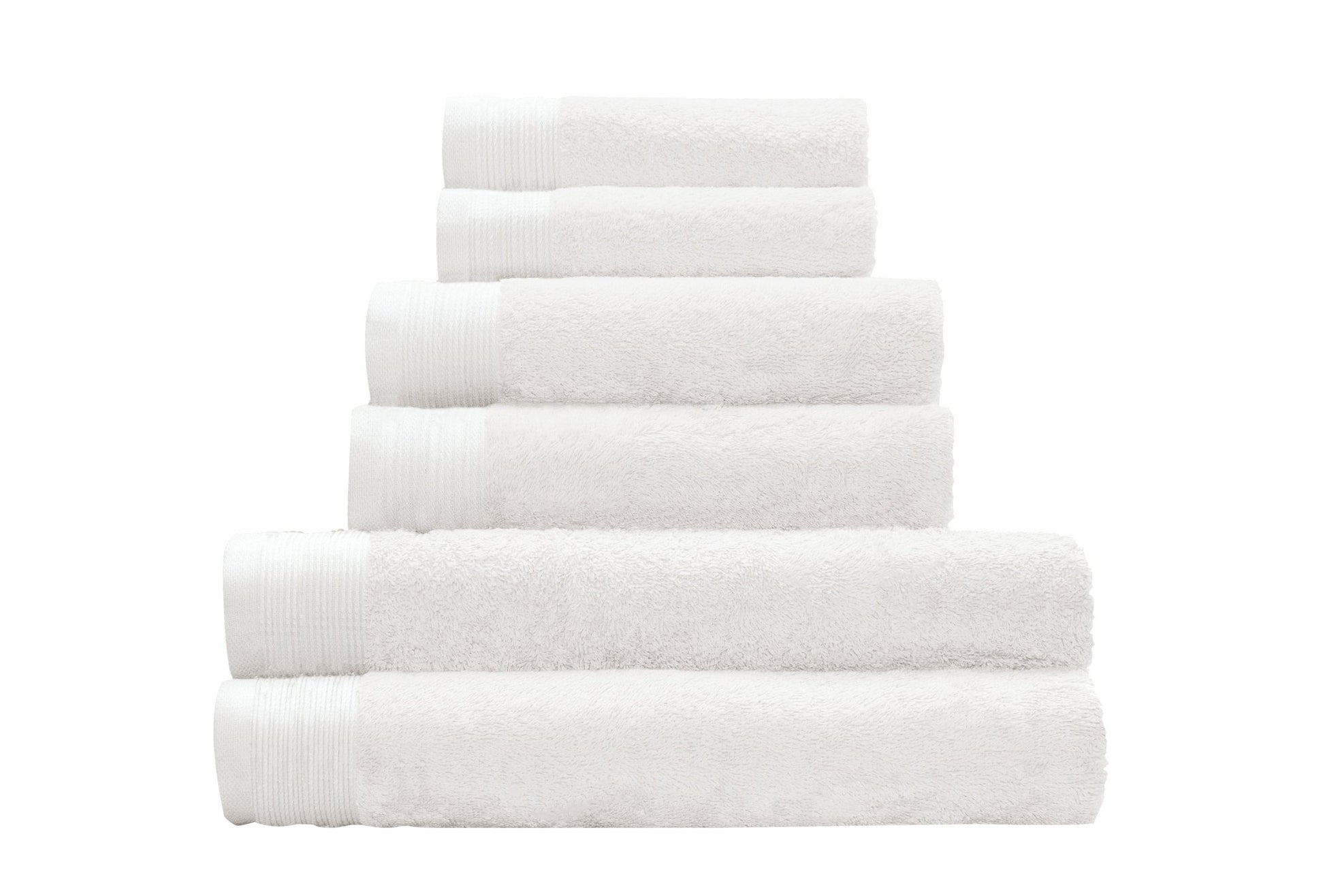 Weiße Handtücher in mehreren Größen als Stapel angeordnet oben