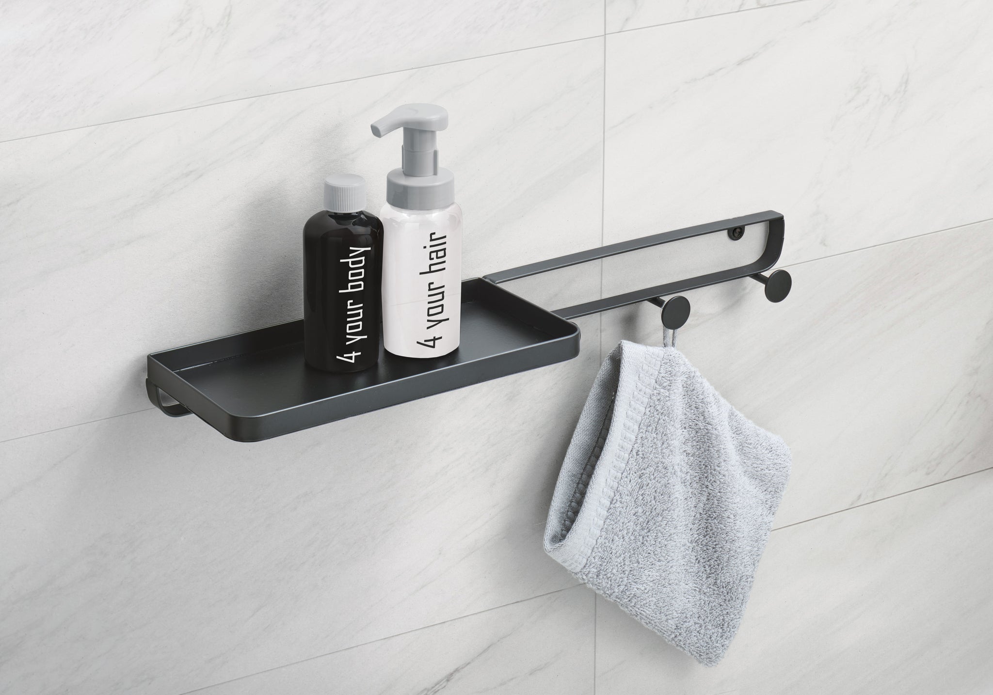 Schwarzes Duschregal mit Handtuchhaken, Seifenspendern an Fliesenwand