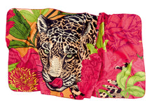 Buntes Badetuch mit Jaguar-Motiv und großen pinken Blüten auf Orangegrund