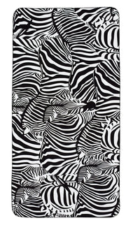 Schwarz-weißes Handtuch ZEBRA 50x100 cm mit dichtem Zebramuster in Nahansicht.