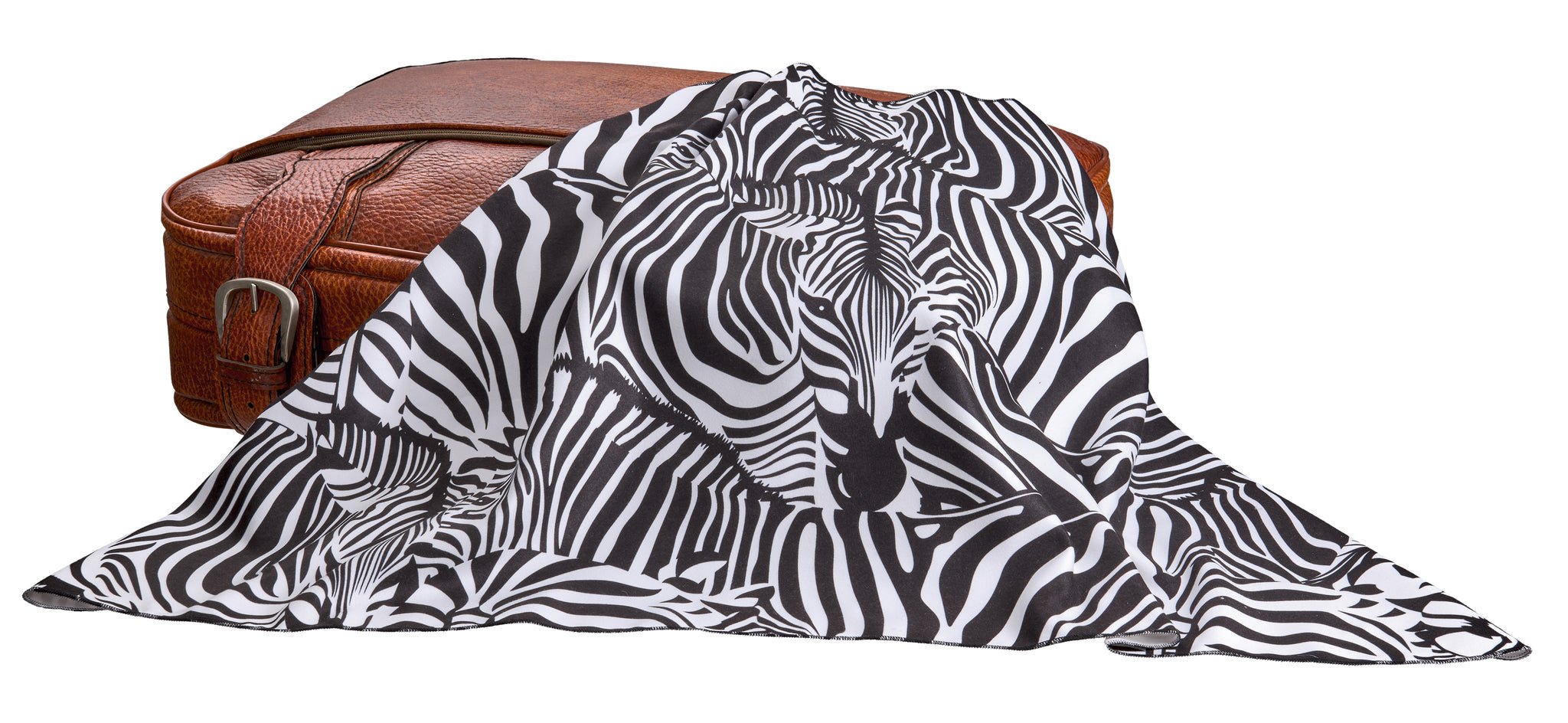 Handtuch ZEBRA Schwarz-Weiß 50x100 cm liegt über brauner Ledertasche mit Schnalle.