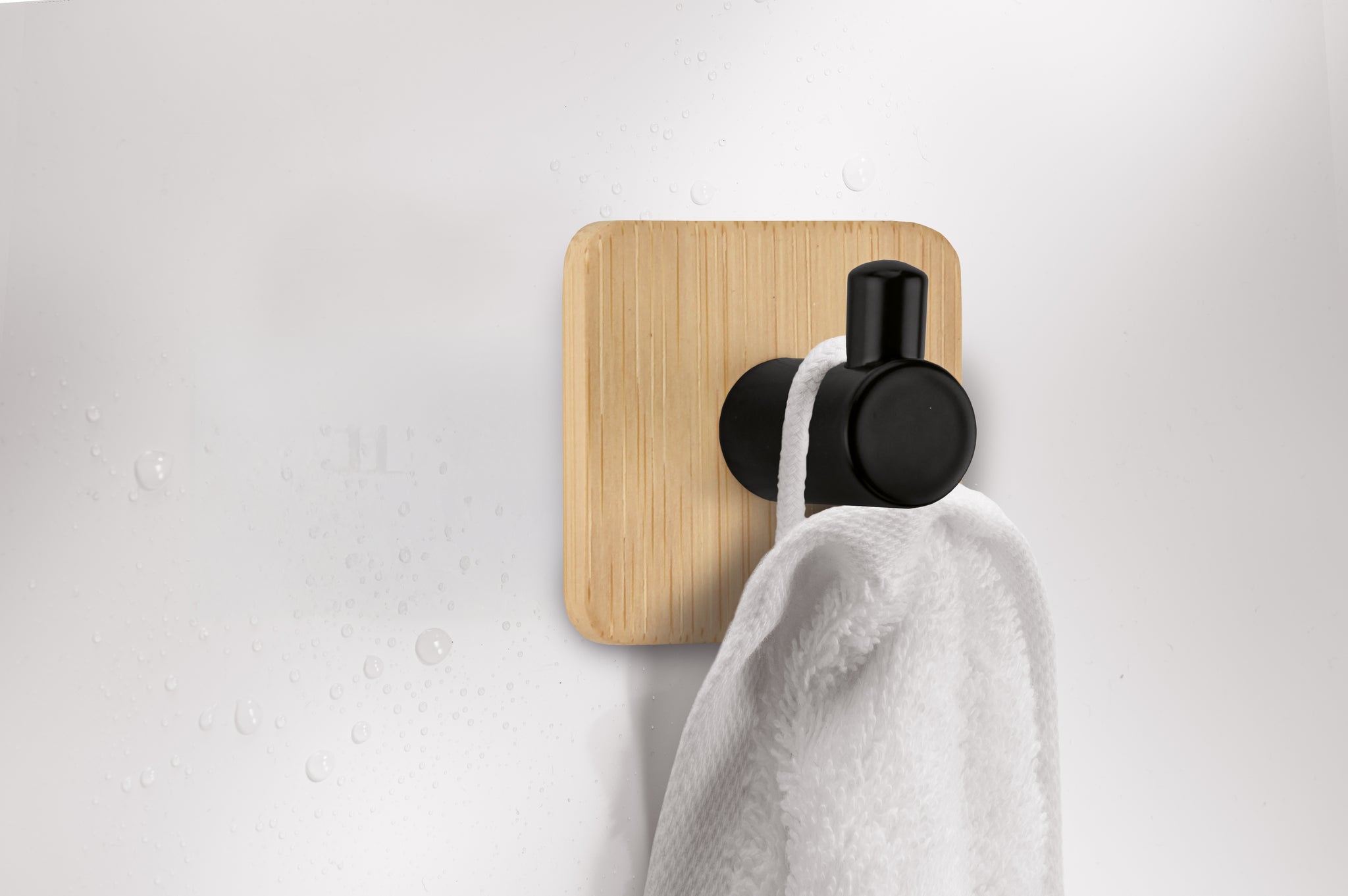 Quadratischer Holz-Handtuchhaken mit schwarzem Knauf und weißem Tuch