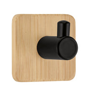 Quadratischer Wandhaken aus hellem Holz mit zylindischem, schwarzem Knauf