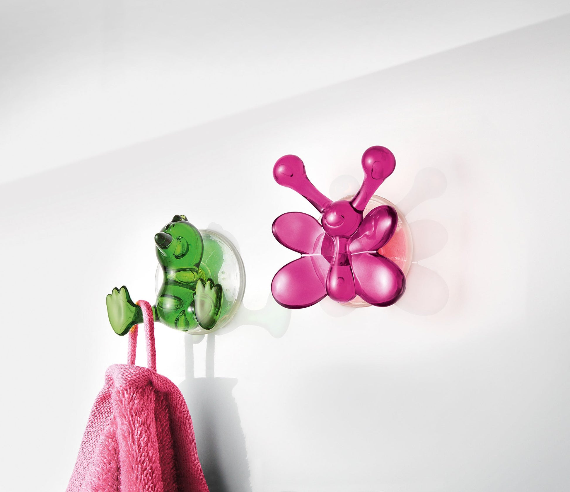 Pinkfarbener Schmetterling- und grüner Frosch-Wandhaken mit Handtuch
