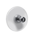 Runder Saugnapf mit verchromtem Wandhaken, seitlich gezeigt auf Weiß