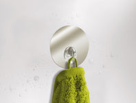 Runder Edelstahl-Handtuchhaken mit Saugnapf und grünem Handtuch