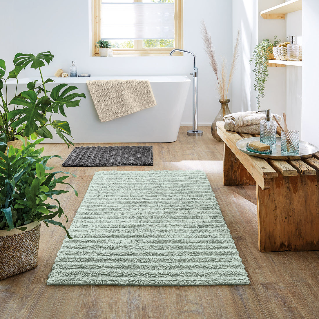 Bad mit grünen und grauen Kleine Wolke Inspiration Eco Badematten auf Holzfußboden.