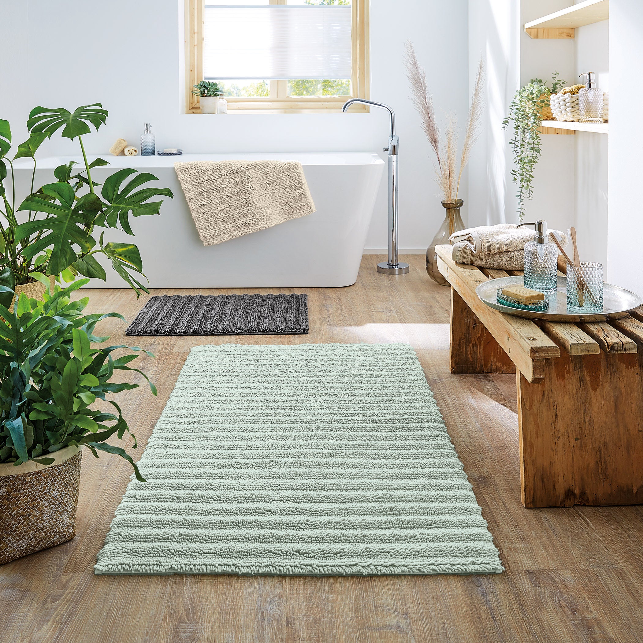 Bad mit grünen und grauen Kleine Wolke Inspiration Eco Badematten auf Holzfußboden.