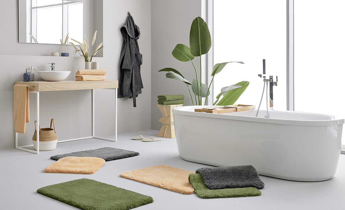 Badteppiche Kleine Wolke Inspiration Relax liegen in modernem hellen Bad mit freistehender Wanne.