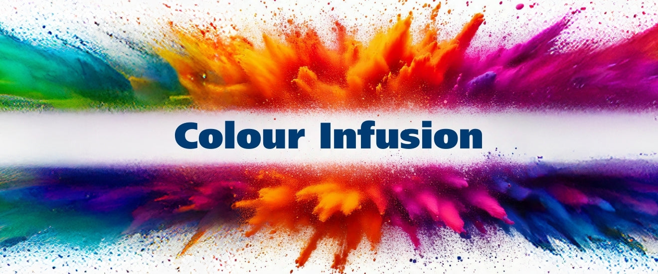 Bunter Farbpuder explodiert um den Schriftzug Colour Infusion auf weißem Banner.