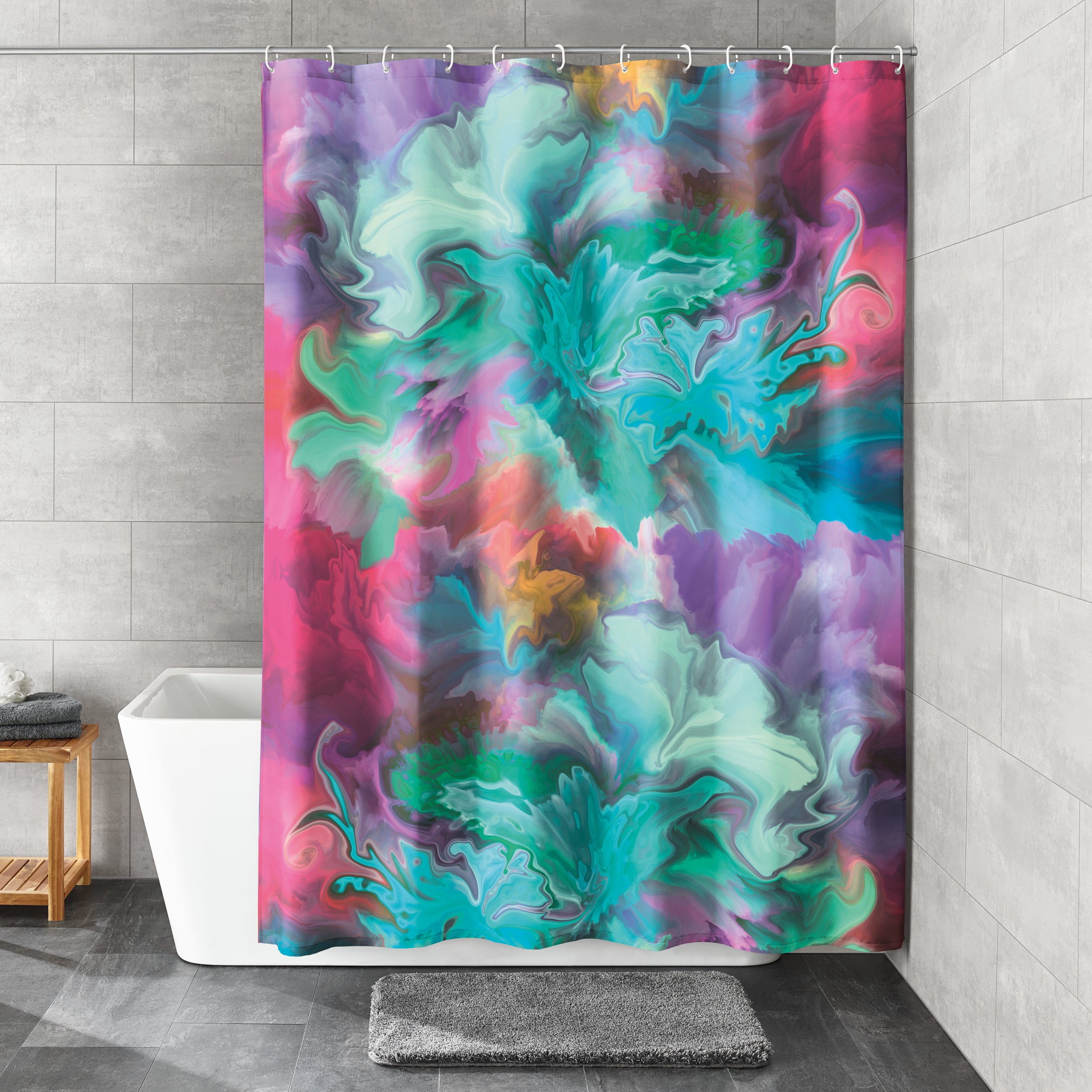 Bunter Duschvorhang Kleine Wolke Colour Infusion im Bad vor grauen Fliesen und weißer Wanne.