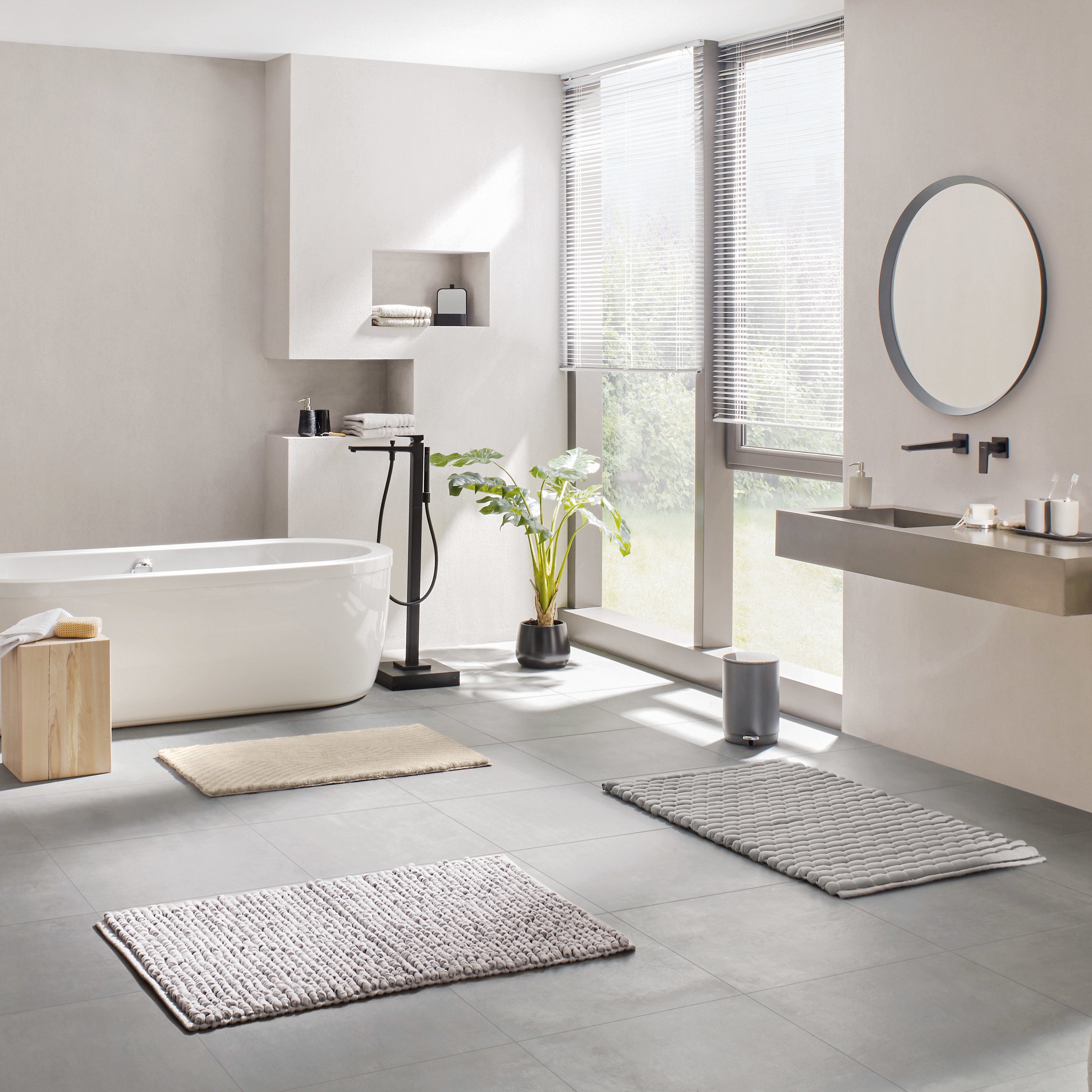 Badteppiche der Kleine Wolke Inspiration Signature Kollektion in modernem, hellem Badezimmer.