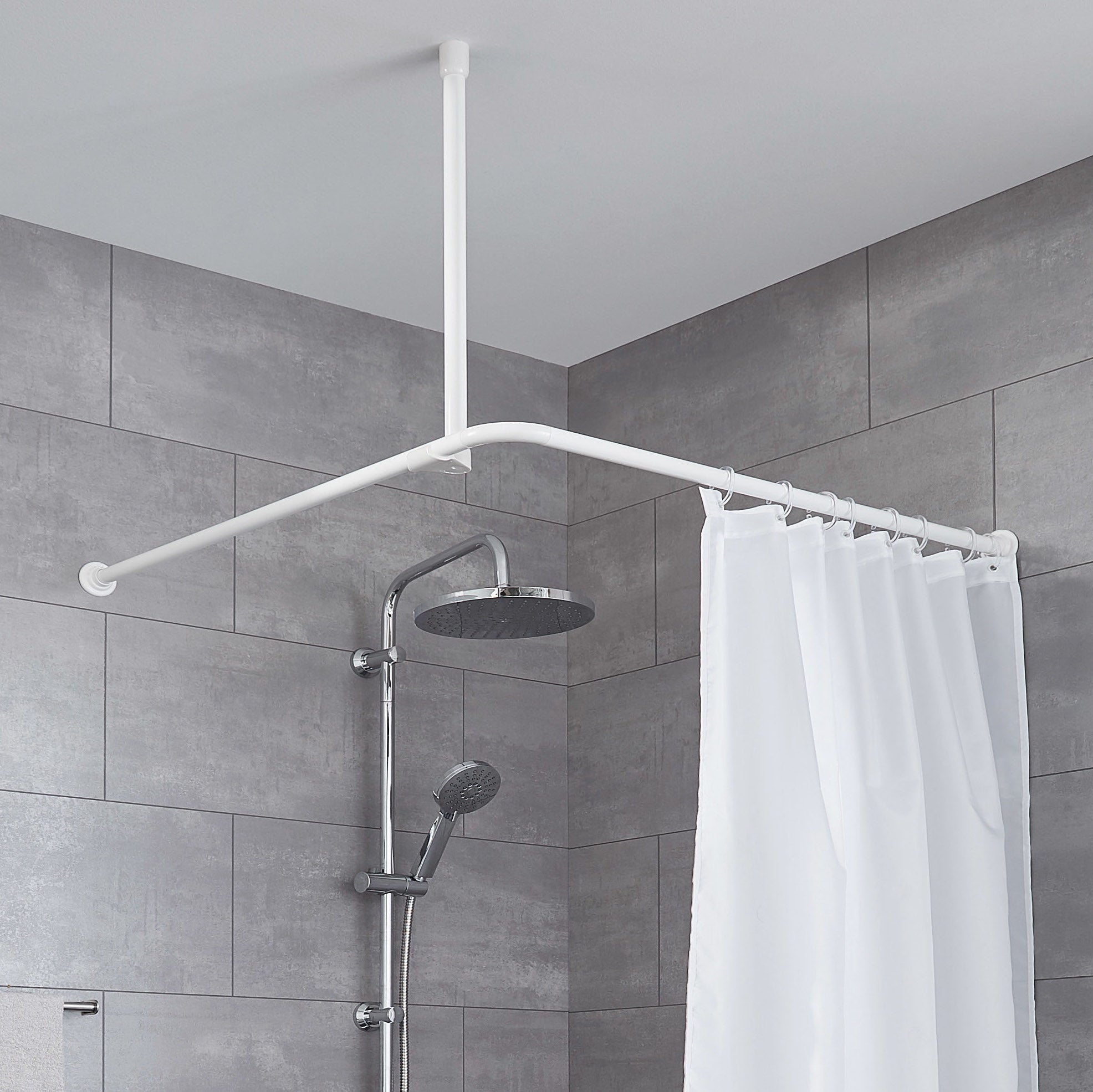 Weiße Deckenhalterung mit L-förmiger Duschvorhangstange und weißem Vorhang in grauem Bad.