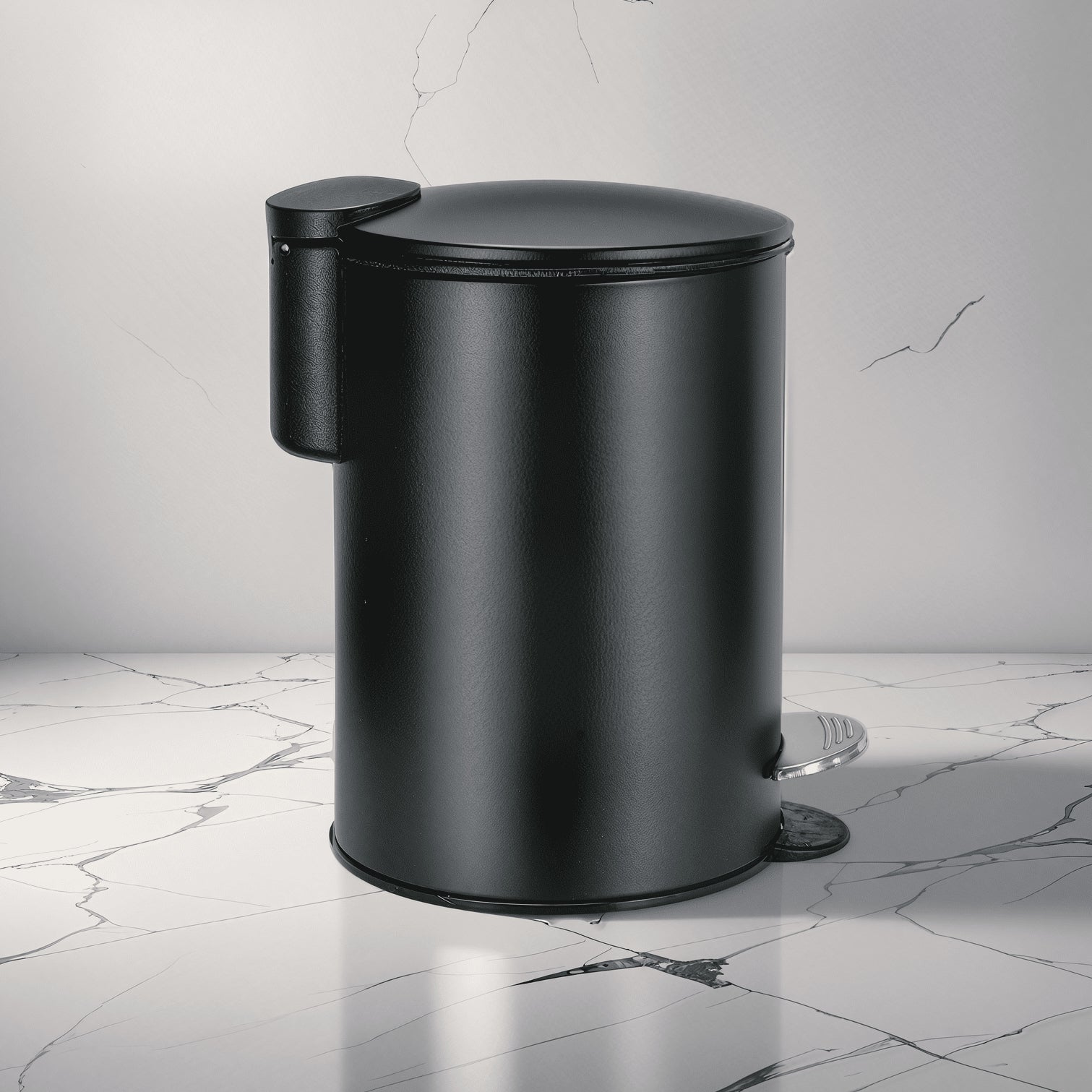 Schwarzer Kosmetikeimer steht auf hellem Marmorfußboden vor grauer Wand.