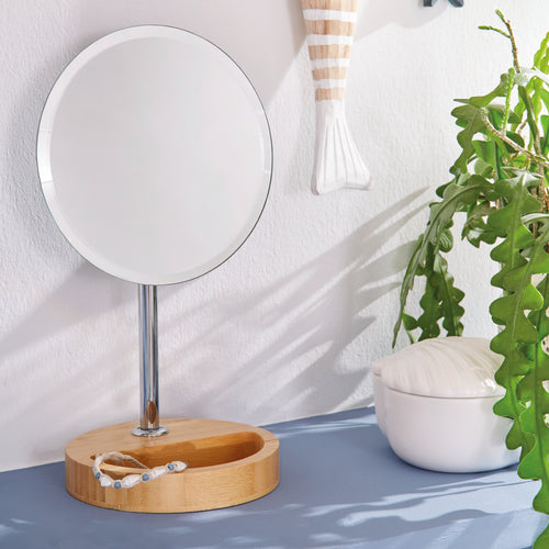 Runder Kosmetikspiegel von Kleine Wolke mit Holzablage, Schmuckschale, Pflanze und Dose auf einem Tisch.