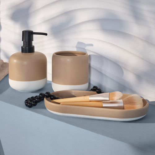 Lunella Bad-Accessoires von Kleine Wolke mit Seifenspender, Becher und Tablett mit Pinseln aufgestellt.