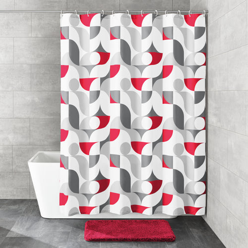 Duschvorhang mit rot-grauem Retro-Muster in grauem Bad mit weißer Wanne und roter Badematte.