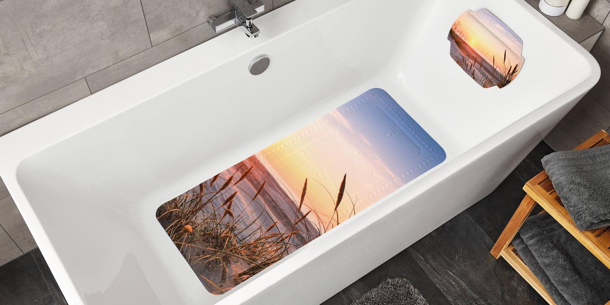 Weiße Badewanne mit rutschfester Matte im Sonnenuntergangs-Motiv bunt