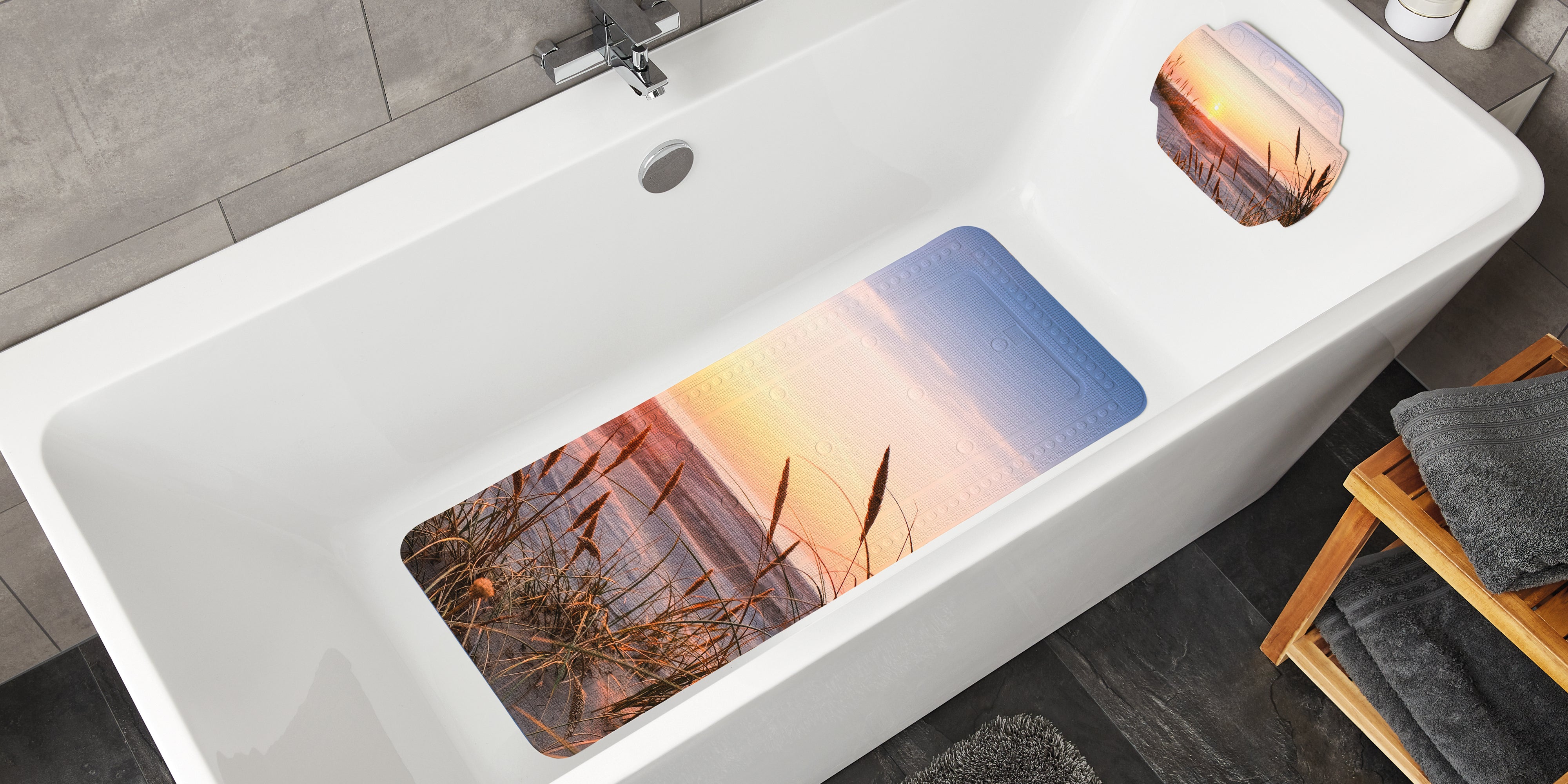 Badewanne mit rutschhemmender Sicherheitseinlage JUIST im Strand-Sonnenuntergangsdesign und passender Nackeneinlage.