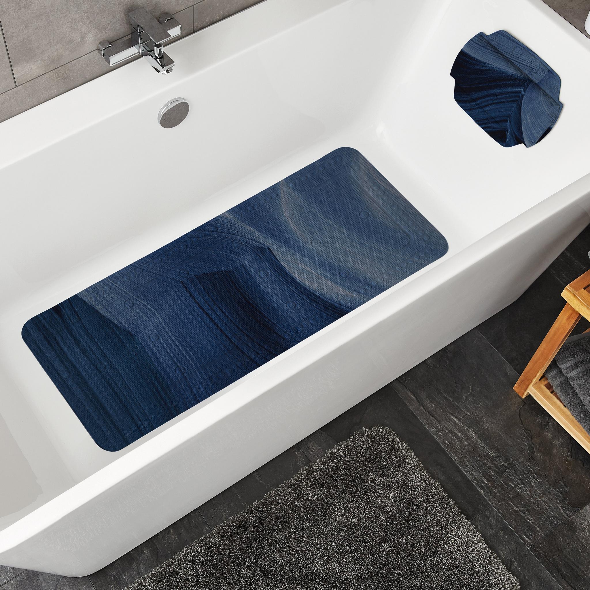 Weiße Badewanne mit blauer rutschfester Antirutschmatte und Kissen