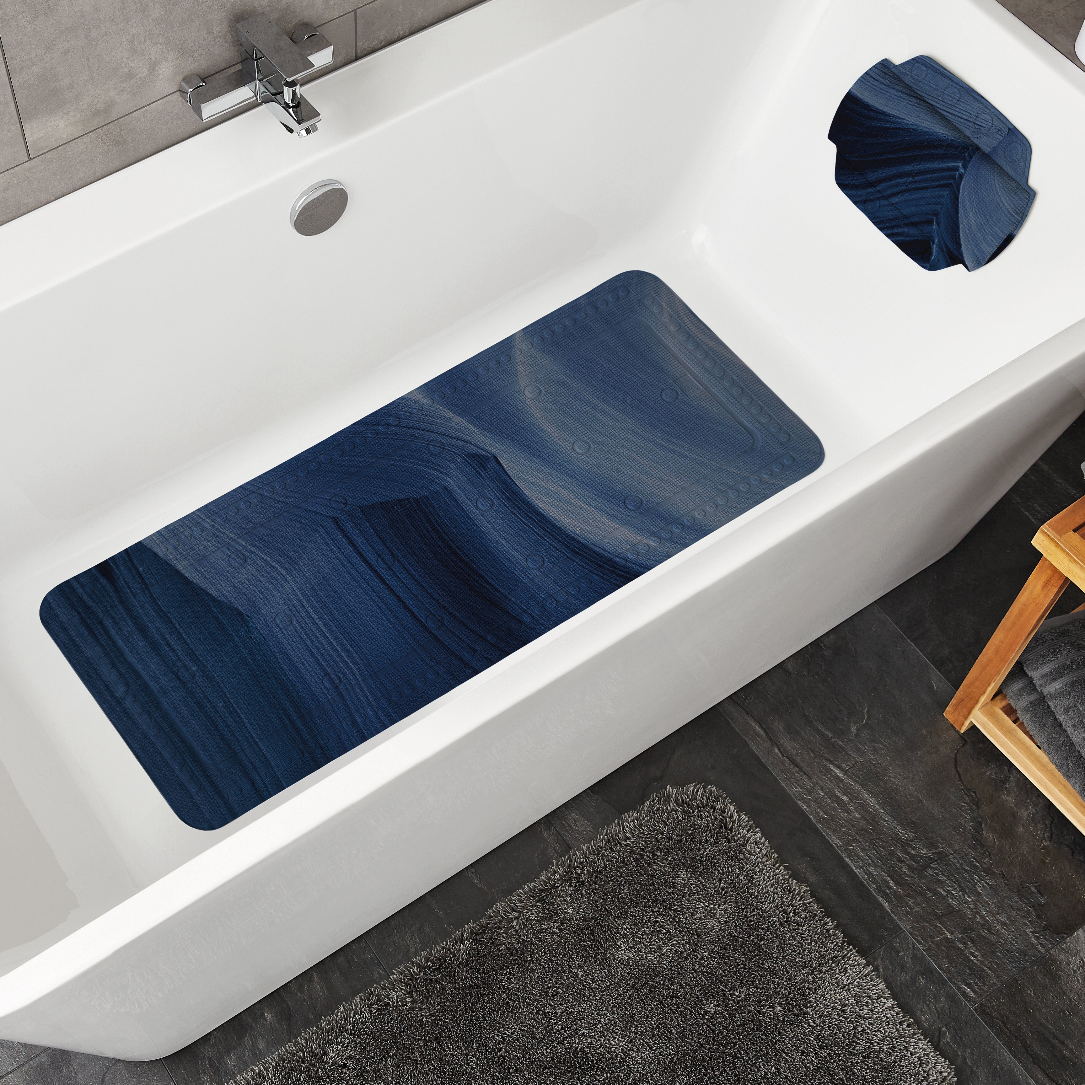 Blaue Kleine Wolke Sicherheitseinlagen in einer weißen Badewanne mit grauer Badematte.