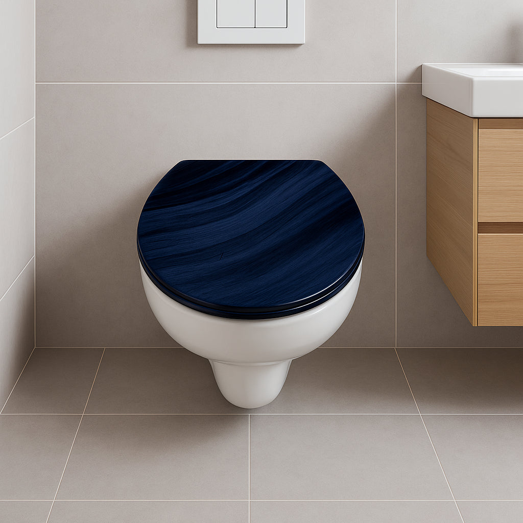 Moderner dunkelblauer WC-Sitz in Holzoptik auf wandhängendem WC in hell gefliester Badumgebung.